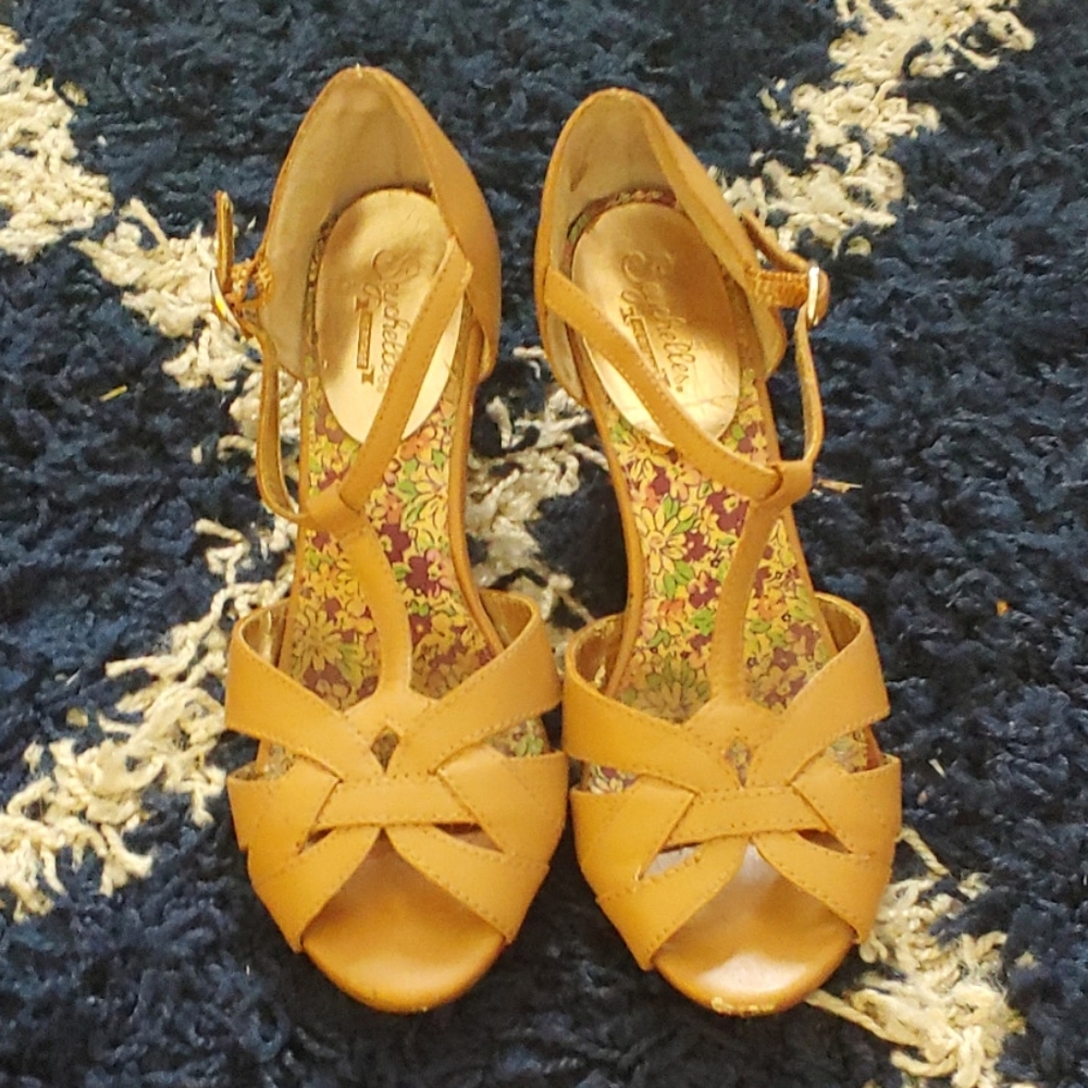 VINTAGE STYLE T-STRAP HEELS